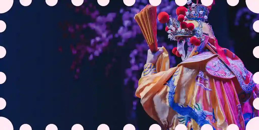 Artista in costume tradizionale al Festival dell'Oriente
